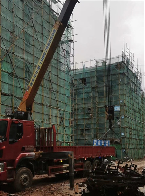 巴楚县“慢工细活”—— 吊车的 “微动控制” 技术