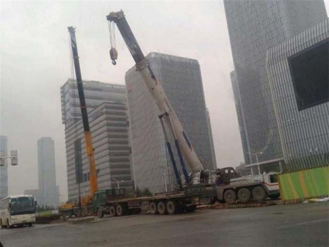 巴楚县“自动找平”—— 吊车的 “平地神器” 技术
